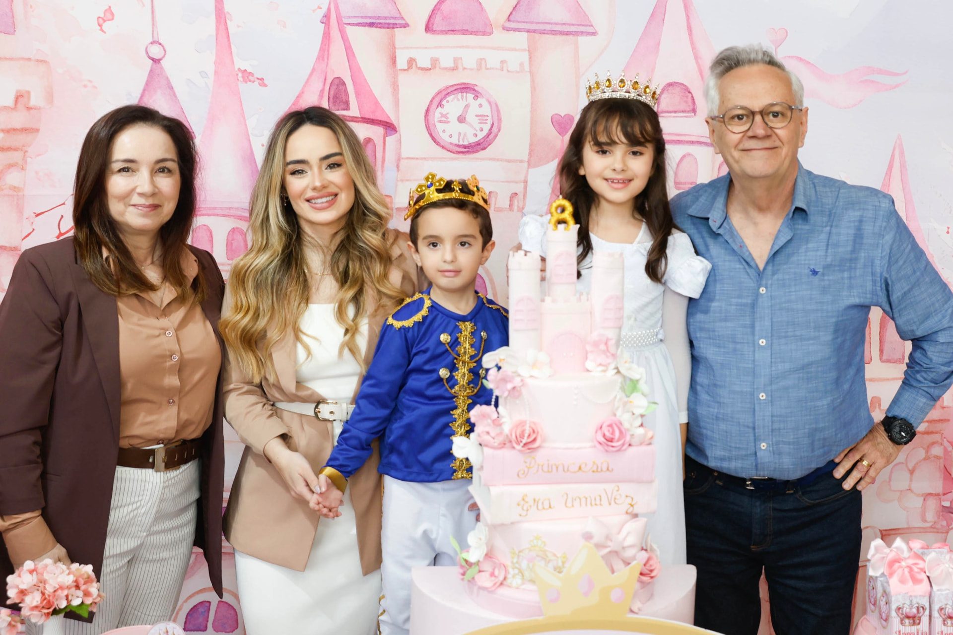 Anna Lia Boni, Mariana Boni, Marcello Boni e os avós Ana Boninsegna e Cláudio Albuquerque, empresários e CEOs da Marchand Online. Fotografia: @arquiteturadasfotos